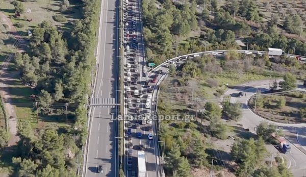 Μπλόκα αγροτών: Ουρές χιλιομέτρων στη Λαμίας - Αθηνών και στους παραδρόμους - Δείτε εικόνες από ψηλά - ΒΙΝΤΕΟ