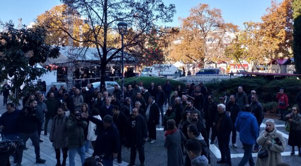 Έφτασαν στο Δικαστικό Μέγαρο Λάρισας οι συλληφθέντες - «Κλοιός» αγροτών (ΦΩΤΟ - ΒΙΝΤΕΟ)