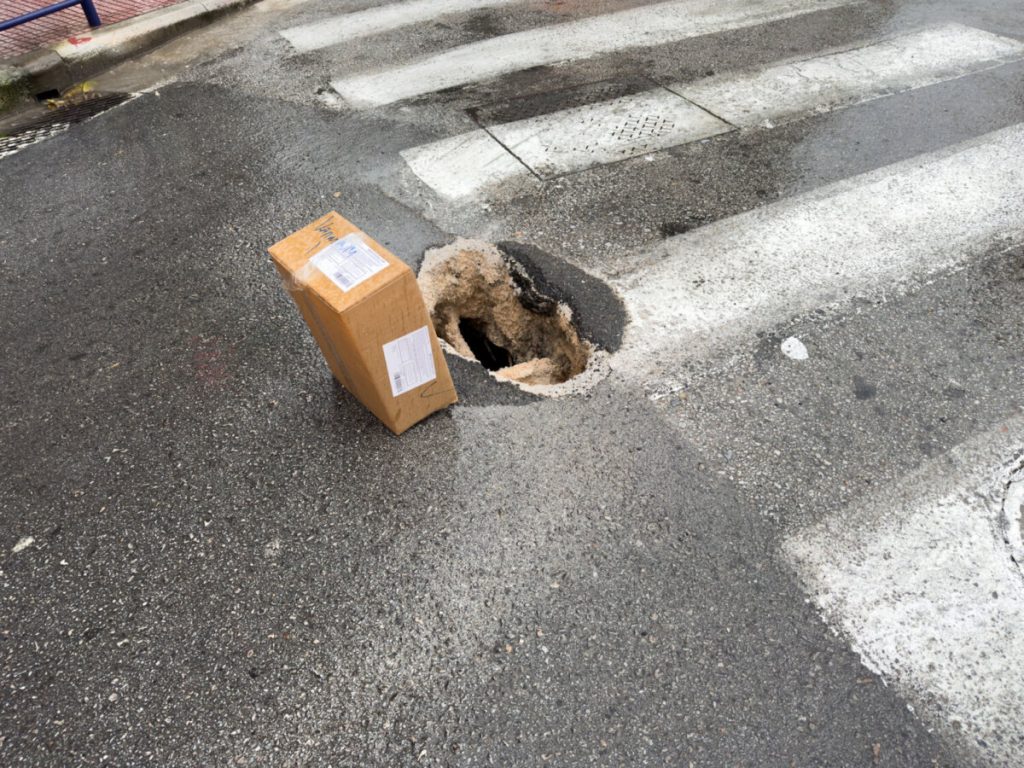 Άνοιξε… τρύπα στο οδόστρωμα σε κεντρικό σημείο της Λάρισας (ΒΙΝΤΕΟ-ΦΩΤΟ)