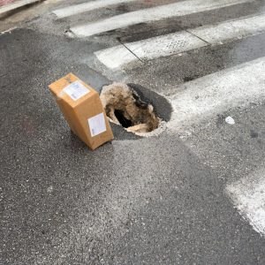 Άνοιξε… τρύπα στο οδόστρωμα σε κεντρικό σημείο της Λάρισας (ΒΙΝΤΕΟ-ΦΩΤΟ)