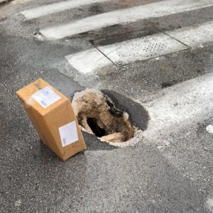 Άνοιξε… τρύπα στο οδόστρωμα σε κεντρικό σημείο της Λάρισας (ΒΙΝΤΕΟ-ΦΩΤΟ)