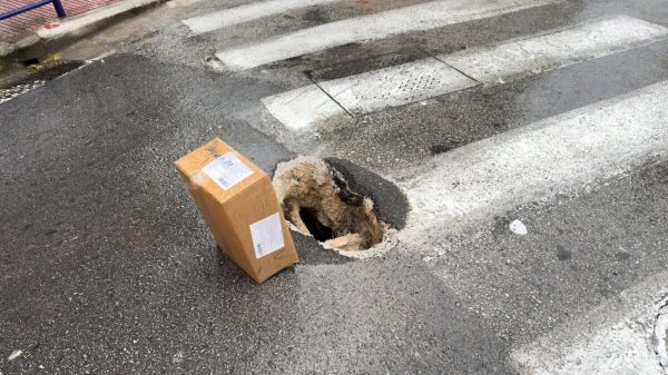 Άνοιξε… τρύπα στο οδόστρωμα σε κεντρικό σημείο της Λάρισας (ΒΙΝΤΕΟ-ΦΩΤΟ)