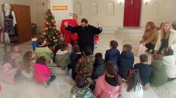 Τα νηπιάκια του 13ου Νηπιαγωγείου Λαμίας συμμετείχαν στη «Δράση Αγάπης» του Ι.Ν. της Αγίας Σοφίας (ΦΩΤΟ)