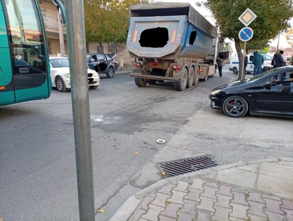 Λάρισα: Φοβερό τροχαίο στην οδό Βόλου – Νεκρή η γυναίκα που παρασύρθηκε από φορτηγό (φωτ.)