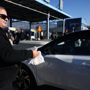 Αγροτικές κινητοποιήσεις: Άνοιξαν τα διόδια Μακρυχωρίου και μοίρασαν προϊόντα (ΒΙΝΤΕΟ-ΦΩΤΟ)