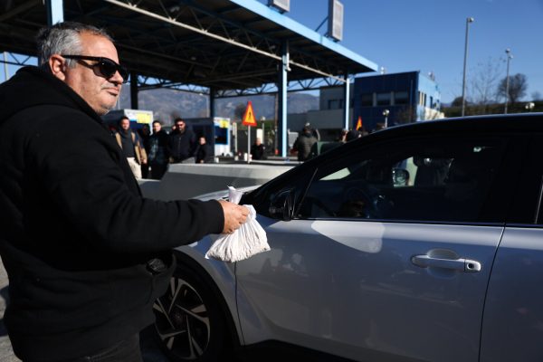 Αγροτικές κινητοποιήσεις: Άνοιξαν τα διόδια Μακρυχωρίου και μοίρασαν προϊόντα (ΒΙΝΤΕΟ-ΦΩΤΟ)