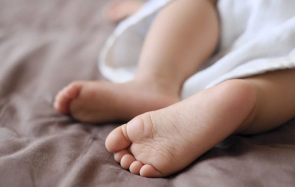 Μωράκι 4 εβδομάδων πέθανε στο νοσοκομείο, καθώς το άφησαν χωρίς τροφή επάνω σε κρύα και υγρά σεντόνια