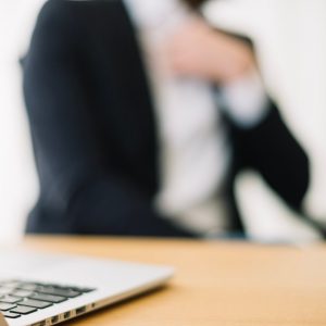 Στέλεχος γαλλικού υπουργείου έριχνε διουρητικό σε γυναίκες για να τις παρακολουθεί να ουρούν, 240 τα θύματα