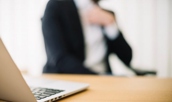 Στέλεχος γαλλικού υπουργείου έριχνε διουρητικό σε γυναίκες για να τις παρακολουθεί να ουρούν, 240 τα θύματα