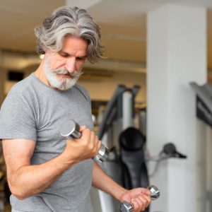 Η έξυπνη προπόνηση με βάρη για τους 60χρονους: Πέντε top ασκήσεις που χτίζουν μυς – Τι να προσέξετε πριν ξεκινήσετε