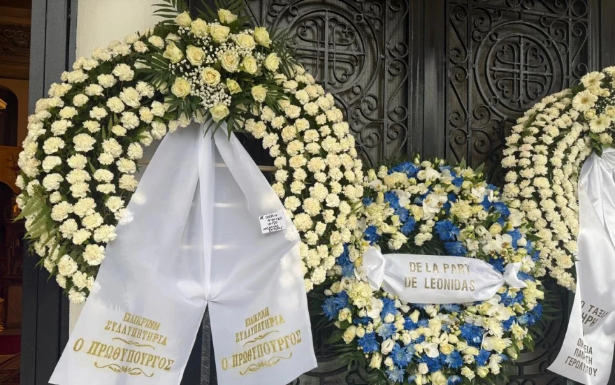 Οδύνη και λευκά τριαντάφυλλα στην κηδεία του 24χρονου Σωτήρη που σκοτώθηκε στο τροχαίο στη Λούτσα, συντετριμμένη η μητέρα του