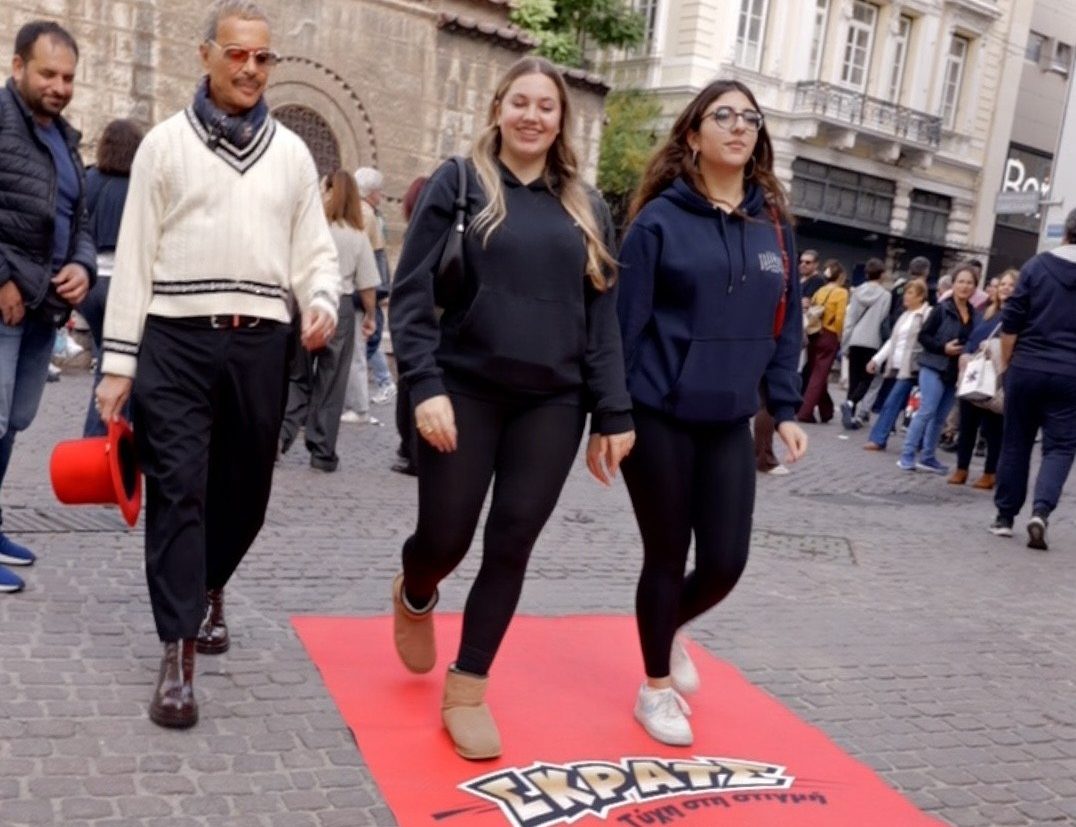 Red Carpet Alert: Ο Λάκης Γαβαλάς στρώνει το «Κόκκινο Χαλί» του στην Ερμού και κάνει τους περαστικούς star – Λάμψη στη …στιγμή powered by ΣΚΡΑΤΣ