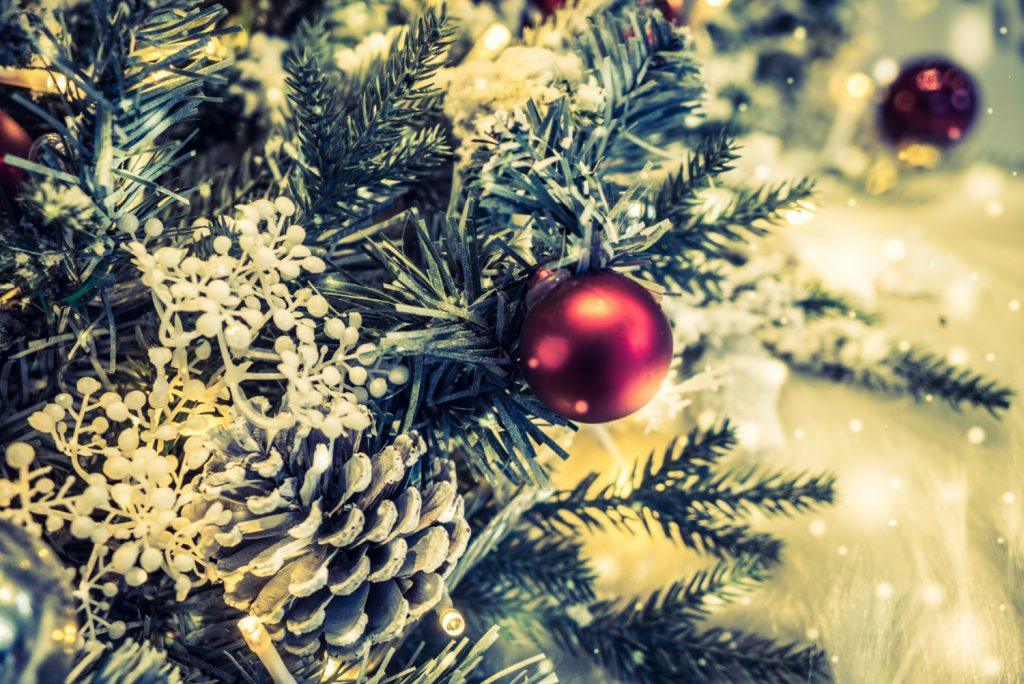 Χανιά: Με πυροβόλα το άναμμα του δέντρου στους Κάμπους – Πυροβόλησαν κατά ριπάς