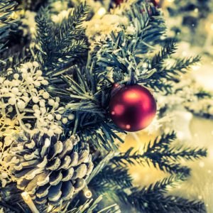 Χανιά: Με πυροβόλα το άναμμα του δέντρου στους Κάμπους – Πυροβόλησαν κατά ριπάς