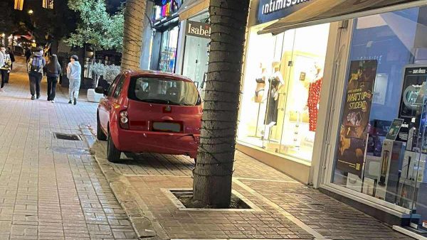 Λαμία: Παρκάρισμα μέσα σε πεζόδρομους