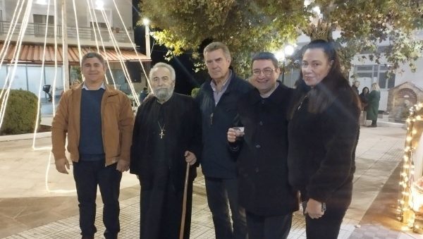 Φωταγωγήθηκε το χριστουγεννιάτικο δέντρο στην Αρκίτσα