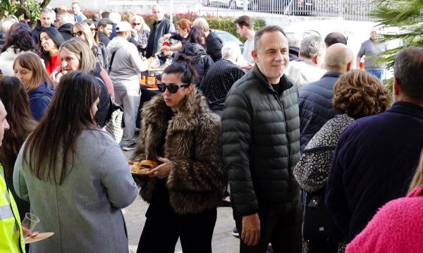 Ο Δήμαρχος Λαμιέων ευχήθηκε στους εργαζόμενους «καλά Χριστούγεννα» με μια μικρή γιορτή στον εξωτερικό χώρο του Δημαρχείου