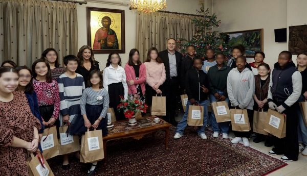 O Δήμαρχος Λαμιέων και η σύζυγός του δεν ξεχνούν αυτές τις γιορτινές ημέρες τα παιδιά