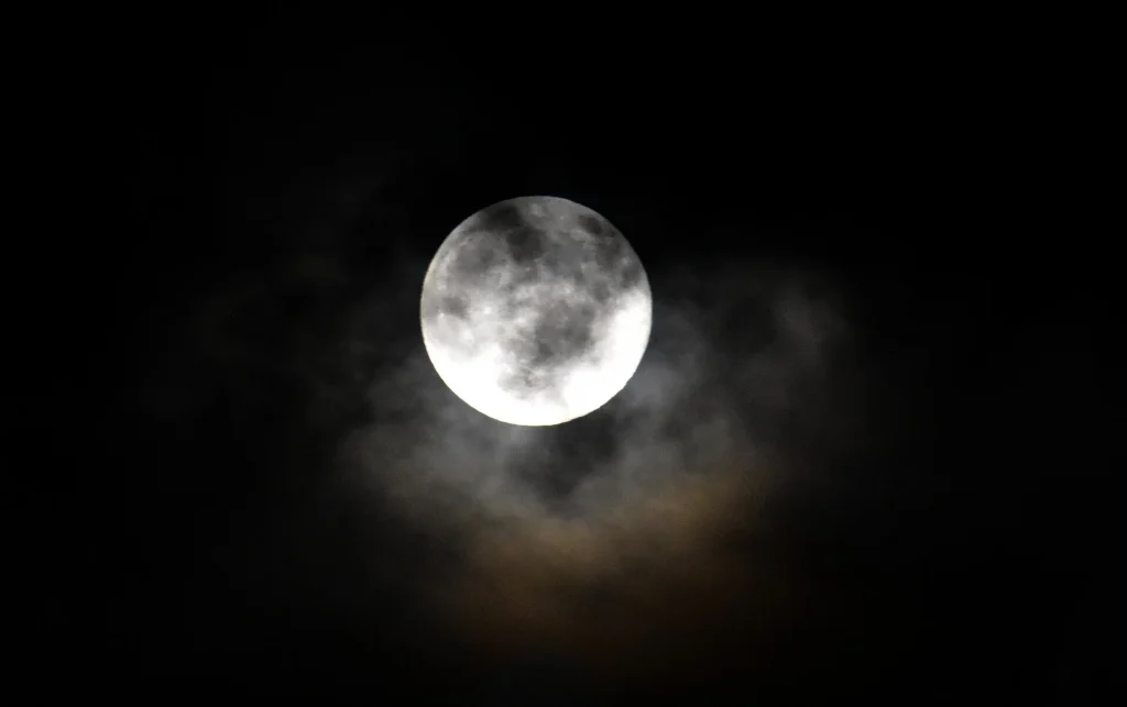 Πανσέληνος Δεκεμβρίου 2025: Πότε θα εμφανιστεί η «Ψυχρή Υπερπανσέληνος»;