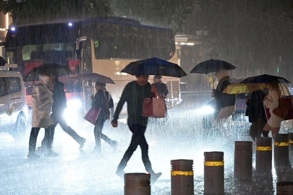 Eπέλαση της κακοκαιρίας Byron στην Αττική: Ισχυρές βροχές και καταιγίδες, ποτάμια οι δρόμοι