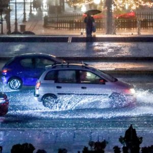 Κακοκαιρία σε όλη τη χώρα: 112 στην Αττική για επικίνδυνα φαινόμενα -«Περιορίστε τις μετακινήσεις σας»