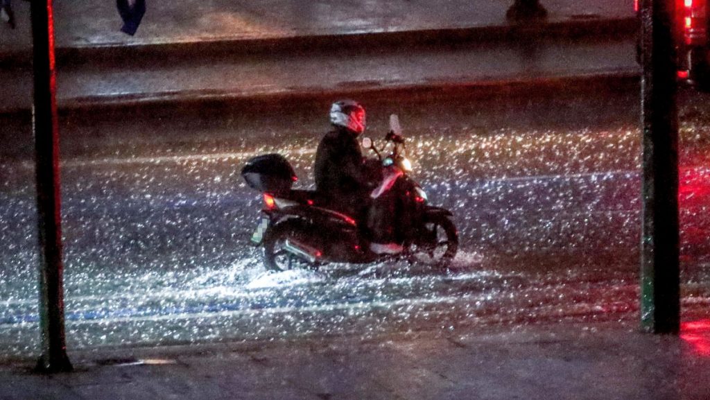 Πως θα λειτουργήσουν οι δημόσιες υπηρεσίες σήμερα Παρασκευή - Τι ισχύει για ντελιβεράδες και ιδιωτικούς υπαλλήλους