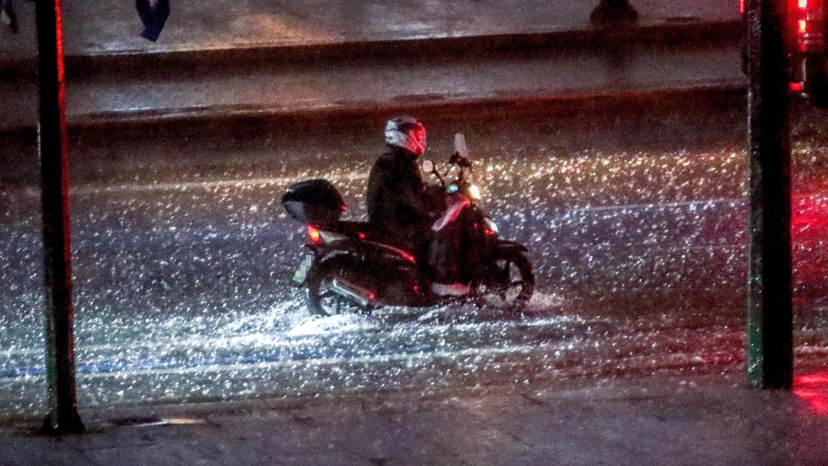 Πως θα λειτουργήσουν οι δημόσιες υπηρεσίες σήμερα Παρασκευή - Τι ισχύει για ντελιβεράδες και ιδιωτικούς υπαλλήλους