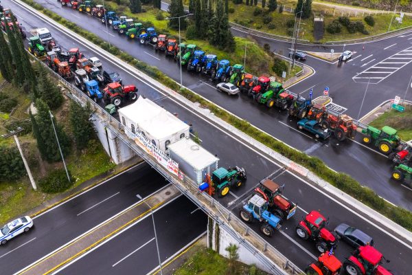 Με το βλέμμα στην κρίσιμη πανελλαδική σύσκεψη της Κυριακής οι αγρότες – Χωρίς δυσκολίες οι μετακινήσεις στο εθνικό δίκτυο