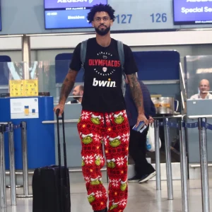 Σε Χριστουγεννιάτικη διάθεση ο Τάιλερ Ντόρσεϊ: Το εντυπωσιακό παντελόνι «Grinch»