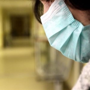 Η «υπεργρίπη» σαρώνει τη Βρετανία: Απειλείται η Ευρώπη -Κρούσματα στη Γαλλία, ξεπουλάνε οι μάσκες στην Ισπανία