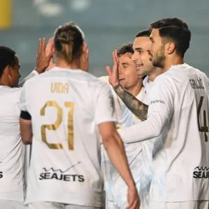 Super League: Η ΑΕΚ εκμεταλλεύτηκε τις απώλειες βαθμών Ολυμπιακού και ΠΑΟΚ και μείωσε τη διαφορά από την κορυφή