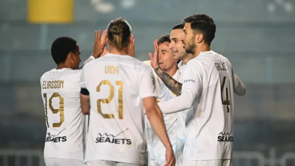 Super League: Η ΑΕΚ εκμεταλλεύτηκε τις απώλειες βαθμών Ολυμπιακού και ΠΑΟΚ και μείωσε τη διαφορά από την κορυφή