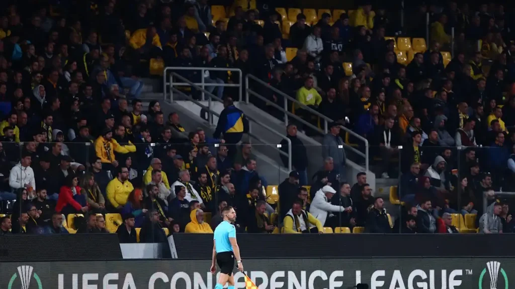 «Καμπανάκι» από ΑΕΚ για τα laser ενόψει Κραϊόβα: «Συνιστά πλέον ακόμη και λόγο διακοπής αγώνα» – Συνελήφθη και διώκεται ποινικά οπαδός