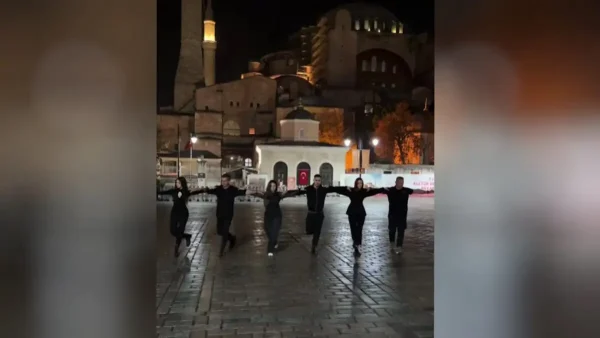 Έλληνες χόρεψαν χασάπικο μπροστά στην Αγία Σοφία: «Είναι ΑΙ», σχολιάζουν οι Τούρκοι