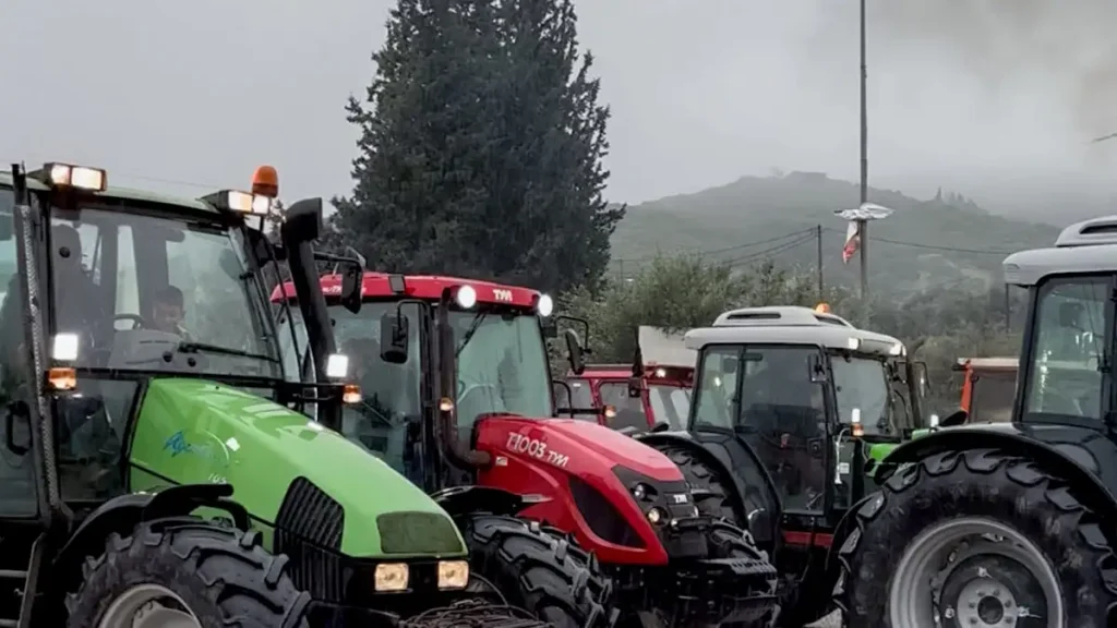 Αγρότες και κτηνοτρόφοι έστησαν μπλόκα κλείνοντας την Πατρών – Κορίνθου, αποκλεισμένα τα τελωνεία Προμαχώνα, Ευζώνων και Εξοχής