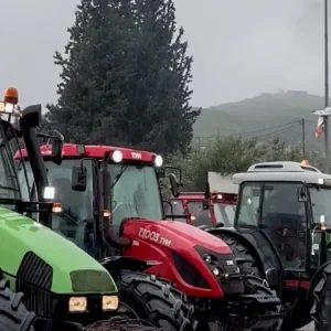 Αγρότες και κτηνοτρόφοι έστησαν μπλόκα κλείνοντας την Πατρών – Κορίνθου, αποκλεισμένα τα τελωνεία Προμαχώνα, Ευζώνων και Εξοχής