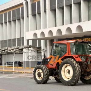 Άνοιξε το αεροδρόμιο του Ηρακλείου – Αποχωρούν ειρηνικά οι αγρότες