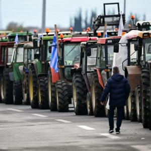 Αγρότες και κτηνοτρόφοι απέκλεισαν τον αυτοκινητόδρομο Πατρών - Πύργου, στο ύψος του κόμβου της Κάτω Αχαΐας