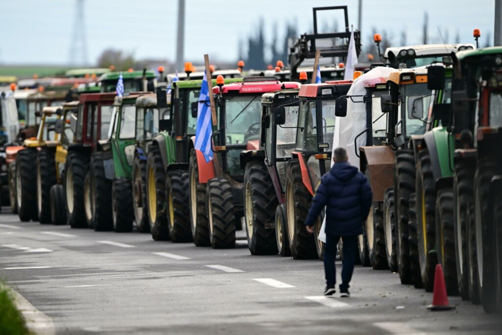 Αγρότες και κτηνοτρόφοι απέκλεισαν τον αυτοκινητόδρομο Πατρών - Πύργου, στο ύψος του κόμβου της Κάτω Αχαΐας