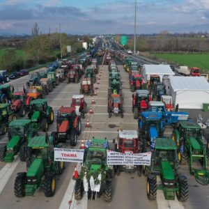 Οι αγρότες κλείνουν επ’ αόριστον τον σταθμό στον Προμαχώνα για τα φορτηγά