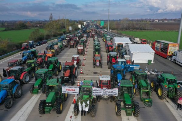 Οι αγρότες κλείνουν επ’ αόριστον τον σταθμό στον Προμαχώνα για τα φορτηγά