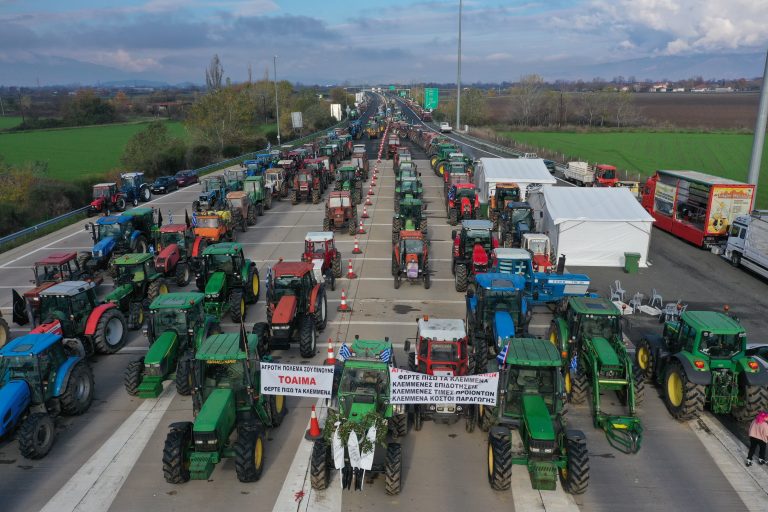 Οι αγρότες κλείνουν επ’ αόριστον τον σταθμό στον Προμαχώνα για τα φορτηγά