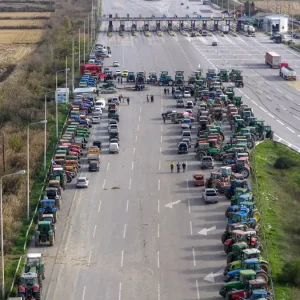 Οι αγρότες ενισχύουν μπλόκα και τις κινητοποιήσεις μετά το «όχι» στην πρόσκληση Μητσοτάκη για συνάντηση