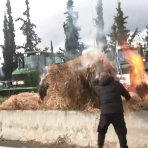 Ένταση στο μπλόκο των αγροτών στις Μικροθήβες - Έβαλαν φωτιά σε άχυρα και πέταξαν γάλατα