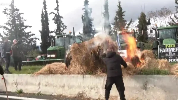 Ένταση στο μπλόκο των αγροτών στις Μικροθήβες - Έβαλαν φωτιά σε άχυρα και πέταξαν γάλατα