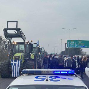 Τα τρακτέρ στο δρόμο για τη σήραγγα των Τεμπών