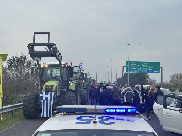 Τα τρακτέρ στο δρόμο για τη σήραγγα των Τεμπών
