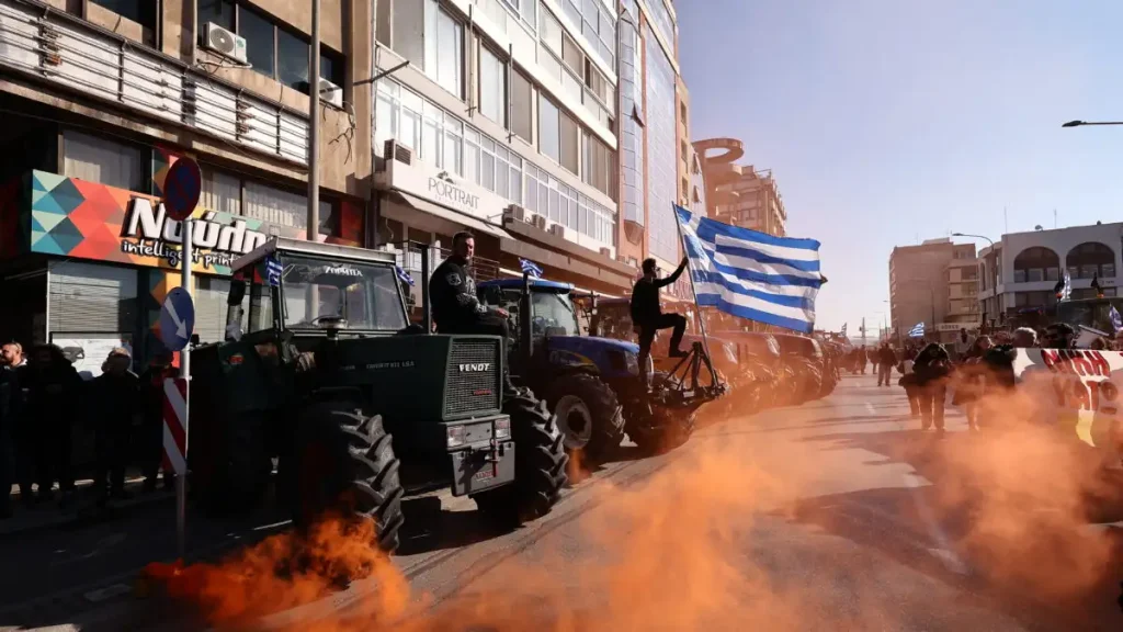 Με τρακτέρ και κόρνες διέσχισαν τη Θεσσαλονίκη και έφτασαν στο λιμάνι οι αγρότες, κλειστές οι πύλες