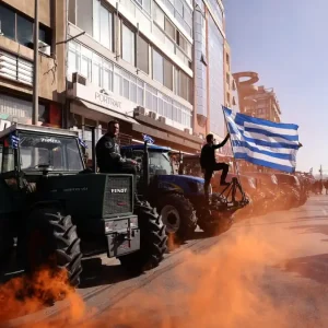 Με τρακτέρ και κόρνες διέσχισαν τη Θεσσαλονίκη και έφτασαν στο λιμάνι οι αγρότες, κλειστές οι πύλες