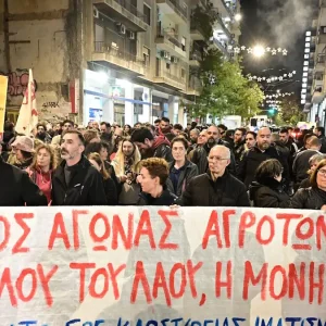 Αγρότες, κτηνοτρόφοι και αλληλέγγυοι μπροστά από το υπουργείο Αγροτικής Ανάπτυξης στην Αχαρνών